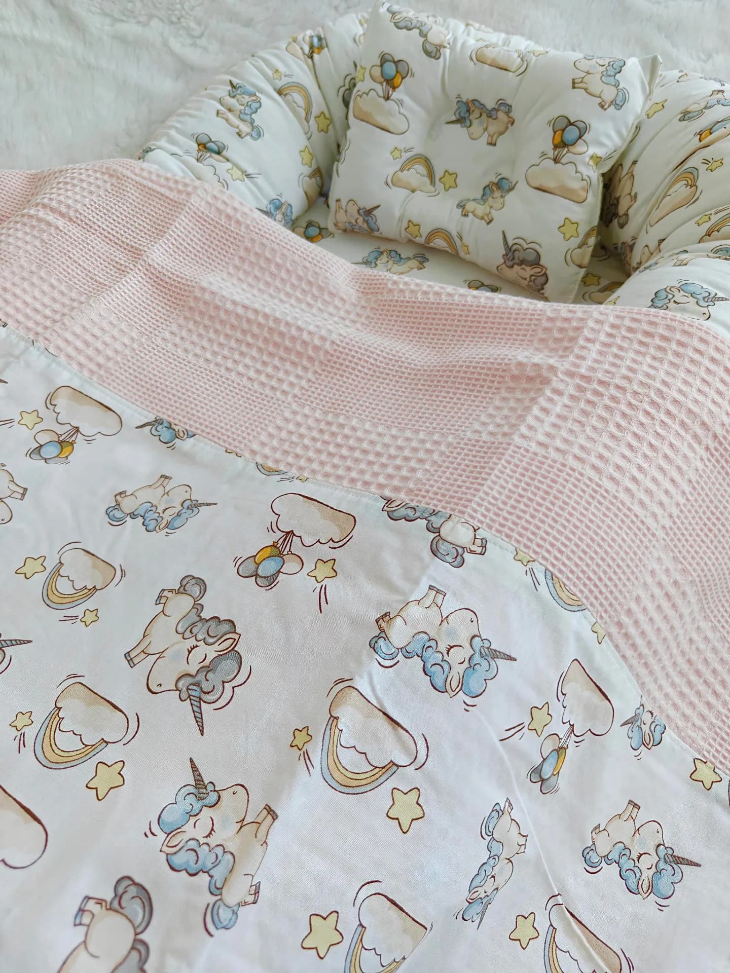 Unicorn desenli pikeli örtülü Babynest