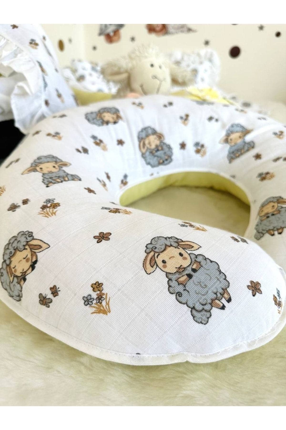 Emzirme Yastigi Ve Destek Minderi Muslin Kuzu Desen Ve Duz Sari Poplin (beyaz Biyeli)